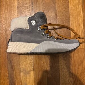 Sorel winter bootie - grey/green exterior.